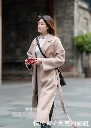 路人街拍，小姐姐露腰的背心搭配卡其色的工装裤，更显气质