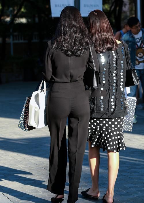 宽松版型上衣,搭配黑色直筒裤,看起来很高级