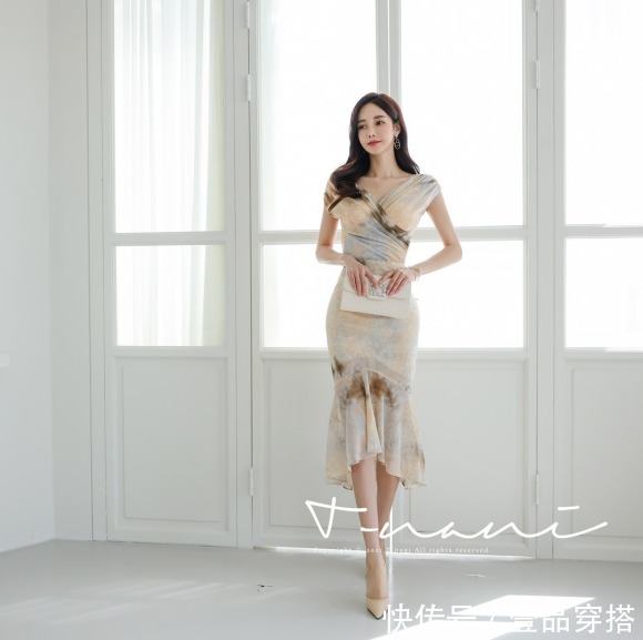 水溶|女神孙允珠时尚搭配:莫奈油彩水溶渐变春杏鱼尾裙