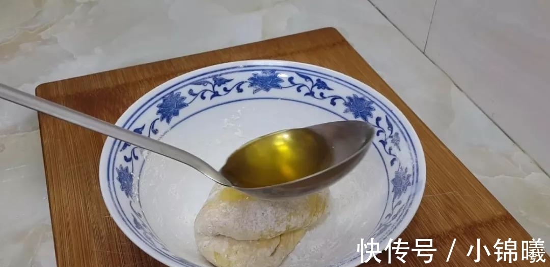面团|1斤面粉, 4个紫薯, 不用一滴水, 平底锅做的小面包, 边吃边流口水