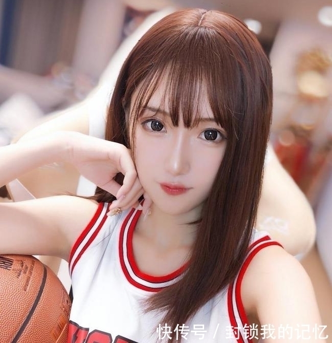 直播间|超管：你老是战术后退，我要封禁警告了，腐团儿：怪这沙发容易倒