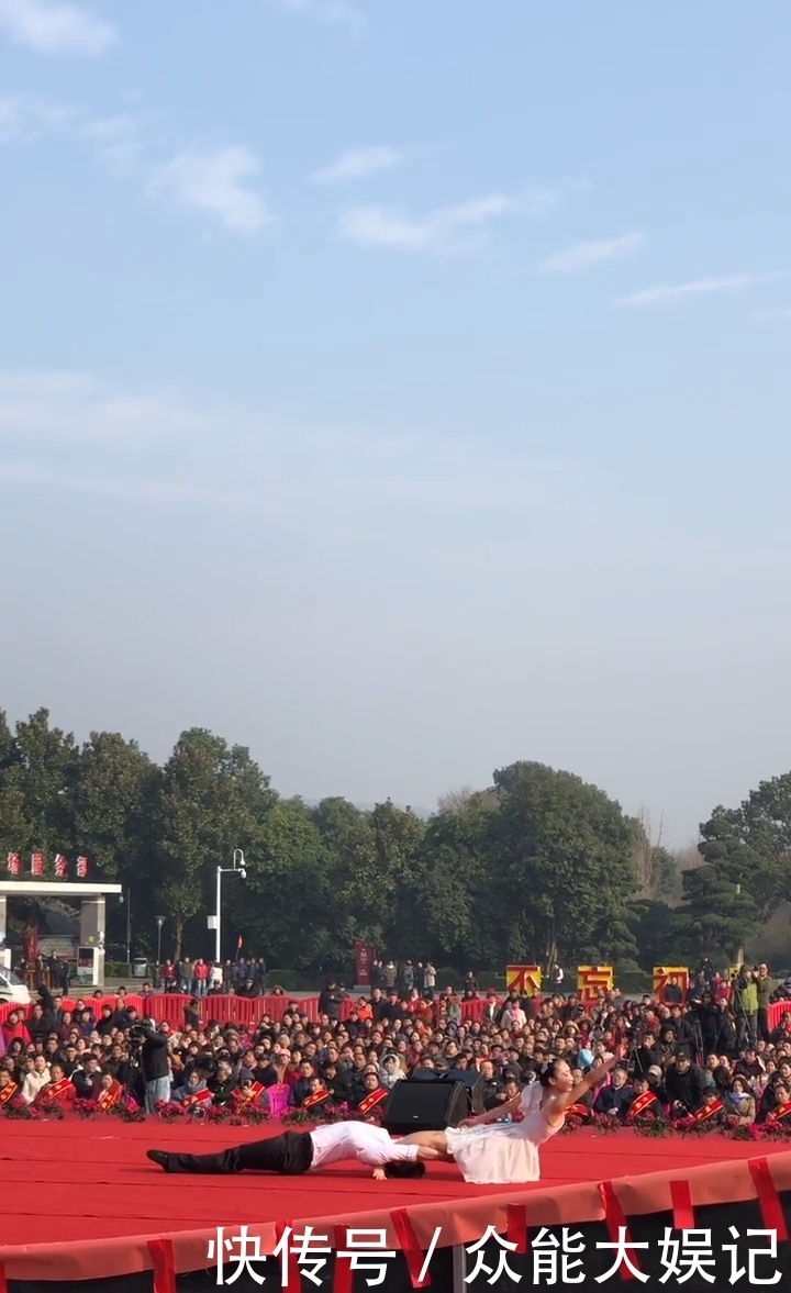 女子|女子表演倾斜75度险摔台下,观众连手为她筑成“人肉垫”