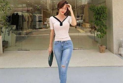  隐约|小姐姐爱穿破洞牛仔裤，隐约露出白皙的肤色，令人沉醉！