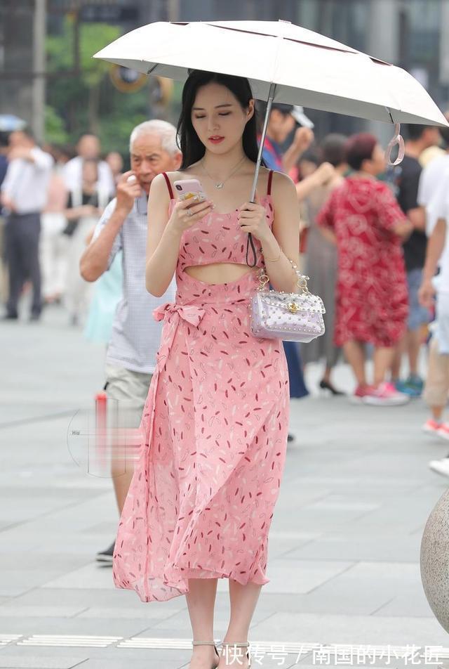 一字带 美女脚上一双气质的一字带高跟凉鞋,不仅显高,还显得有气质