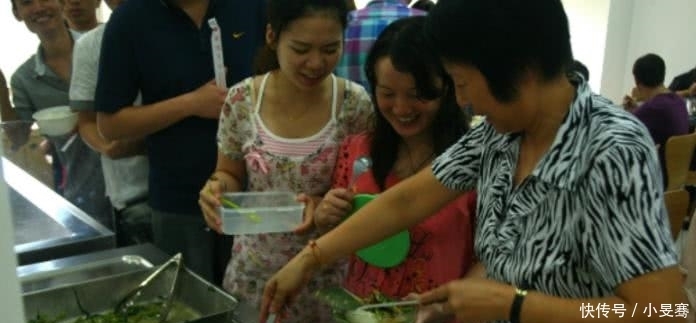 个菜|公司食堂真“奇葩”,6元8个菜,员工却边吃边哭:不来第2次了