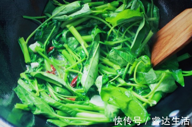 叶绿素|炒空心菜时总发黑,还出水?学会大厨这招,出锅又绿又嫩,很脆爽