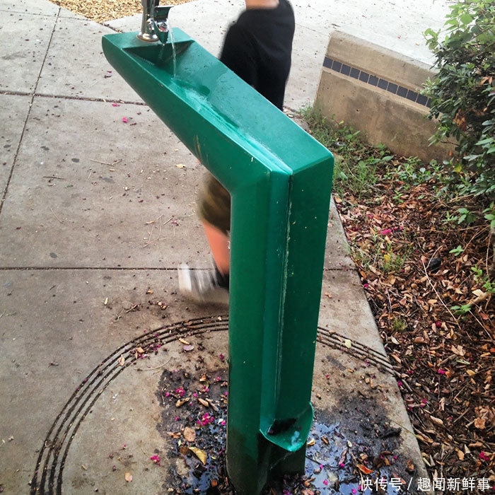 手机充电|网友晒出38个很贴心的生活物品,这些设计师都有一颗产品经理的心,太有爱了