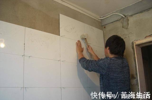 装修|头一次见装修师傅这样贴墙砖,超聪明的,用几十年都不会脱落!