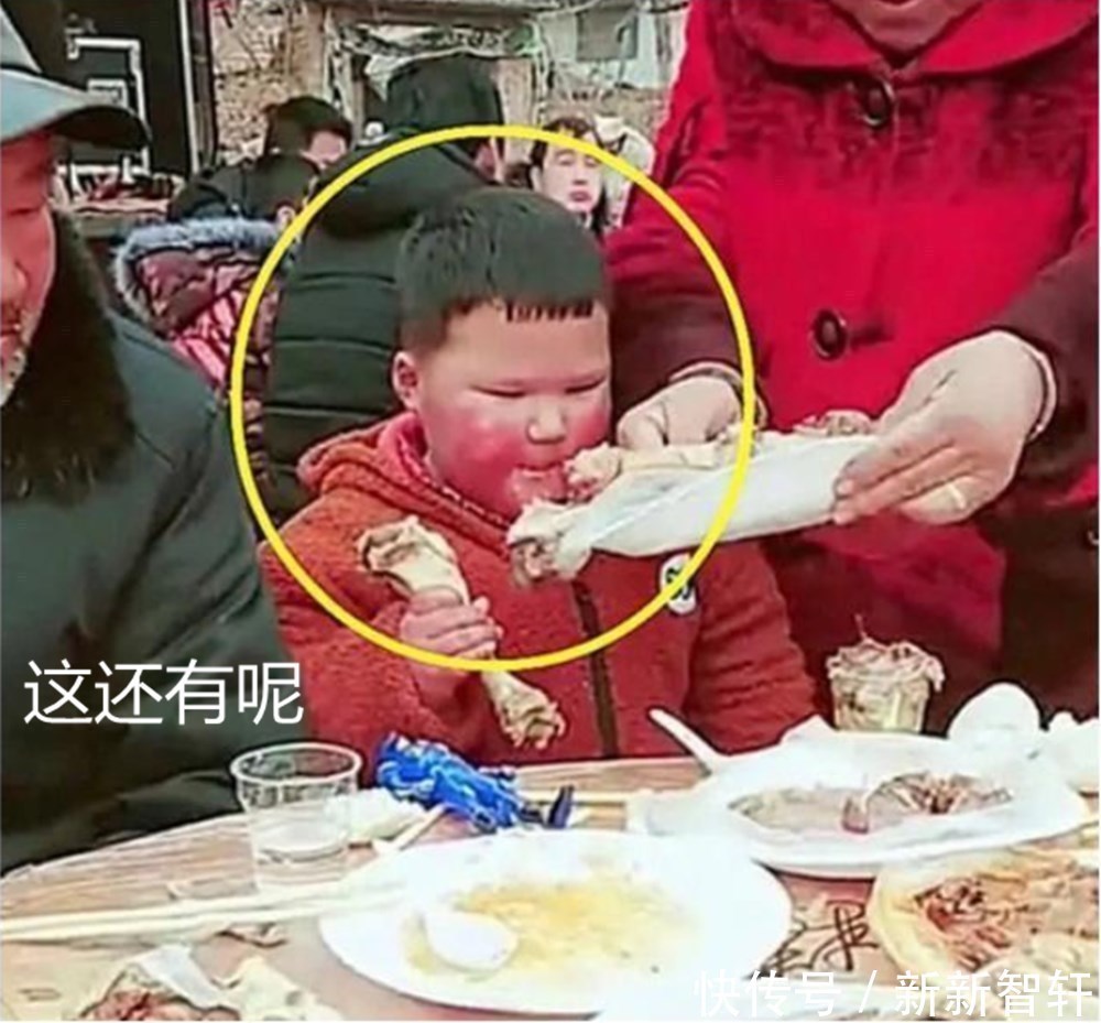 奶奶|“要不都给孩子吃”,农村奶奶带娃吃酒席,“抢猪蹄”举动遭白眼