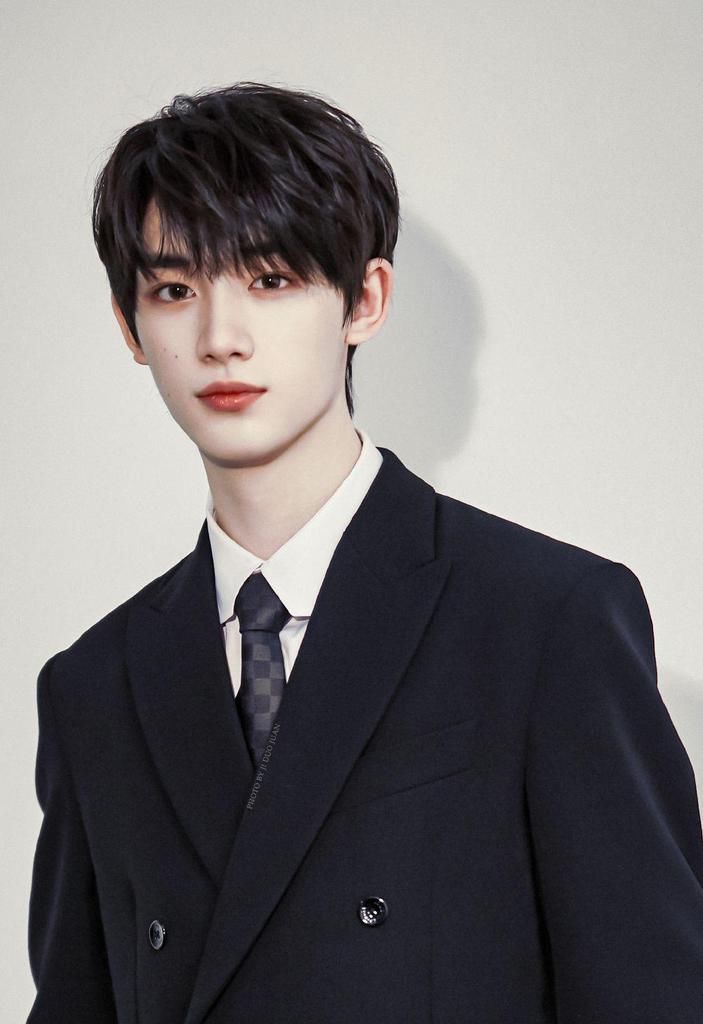 娱乐|年度娱乐人物榜单共四项,丁程鑫斩获两项,奖杯上的名字有亮点