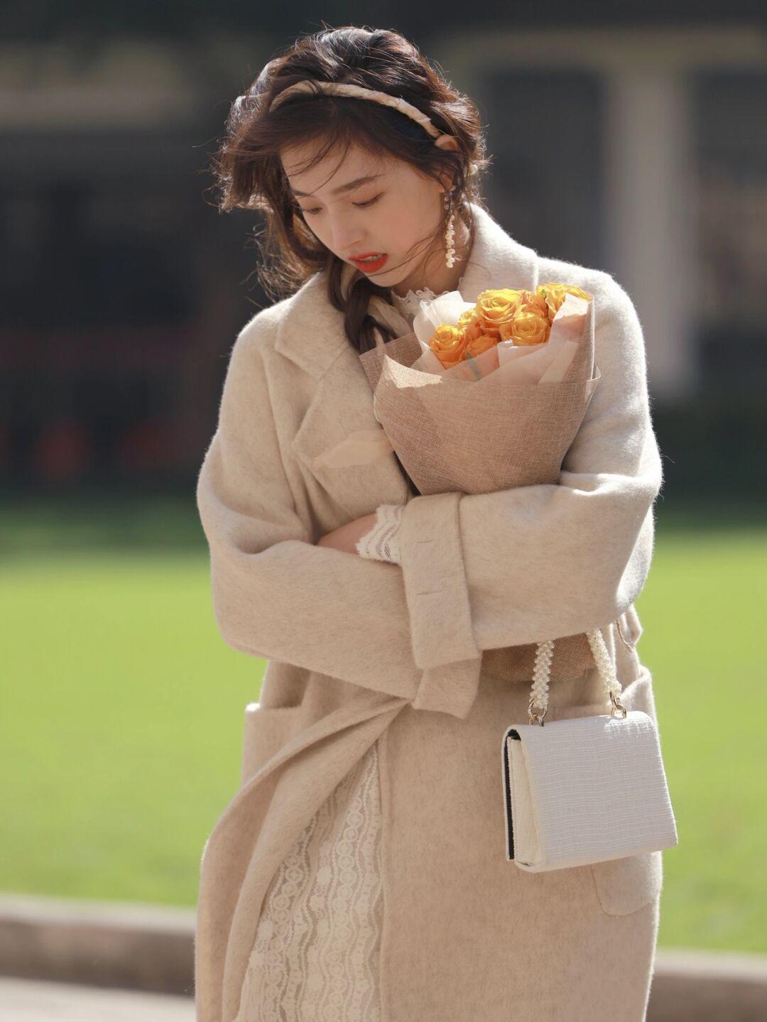 黄黑皮|见过世面的女人,衣橱里都会有“大衣”,简约高级才最美