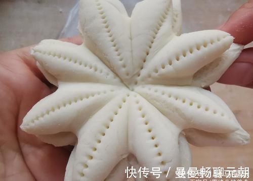 70岁的老妈蒸馒头有一手，这2步学会了光滑暄软特好吃，收藏试试