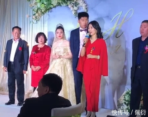 现场|婚礼现场,新娘风头竟被婆婆抢了,网友:没有对比就没有伤害