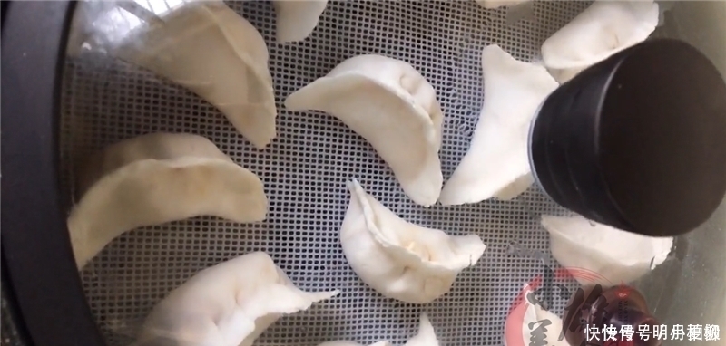  做饺子皮不用面粉,做出来个个“透明”饺子口感最好吃,方法简单