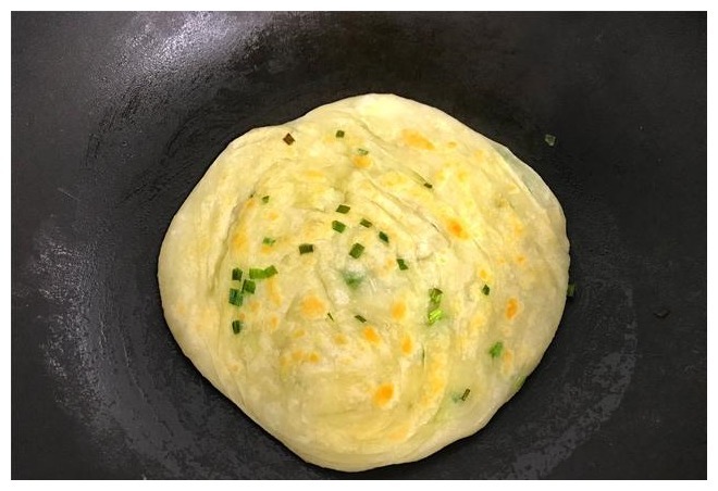 葱油饼好吃有诀窍，层层酥脆，做法简单，2分钟烙一张，百吃不厌