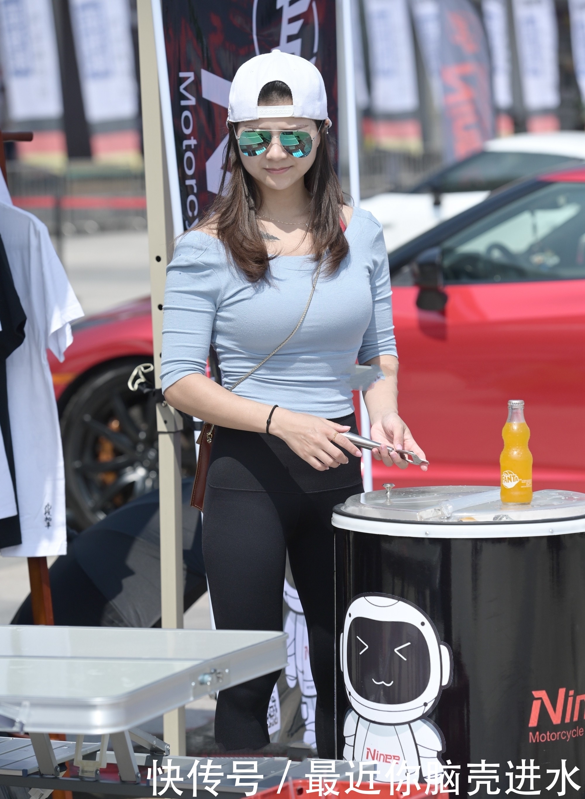 运动裤|英伦范十足的90后妹子!披散着头发,像英国女王一样尊贵与精致!