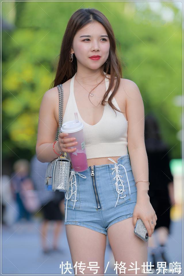 运动背心搭配修身牛仔裤,清凉舒适,时尚优雅