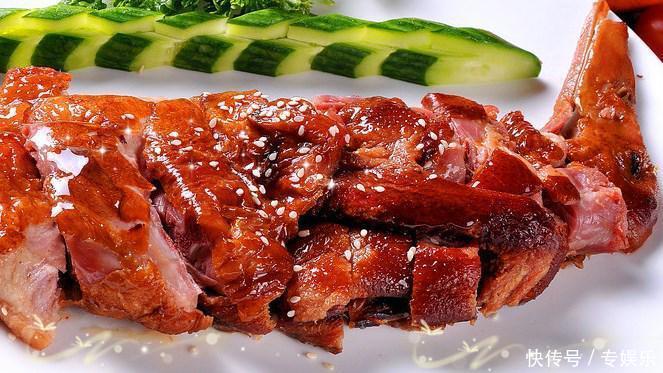 巴蜀传统地方名菜,芳香扑鼻的樟茶鸡,色泽油亮光洁,口感嫩