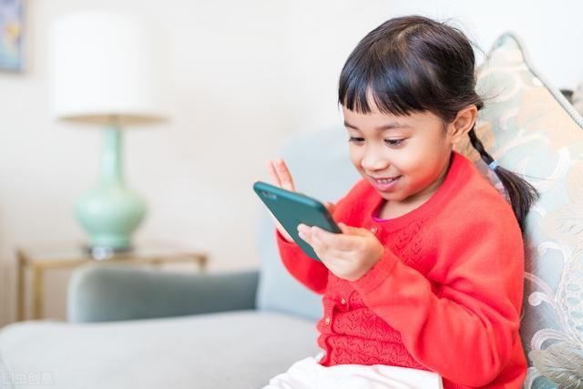 孩子|小时候常玩手机的孩子，长大后会变成什么样子？基本躲不开这四种