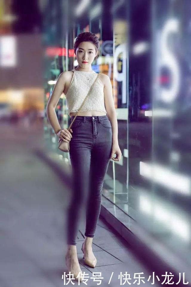 街拍|街拍小姐姐深蓝色牛仔裤搭配一双高跟鞋，打造不一样的迷人气质