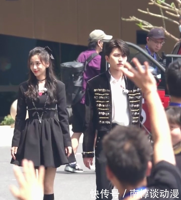 奔跑吧新路透,蔡徐坤angelababy同框似王子公主,被喊话后露害羞