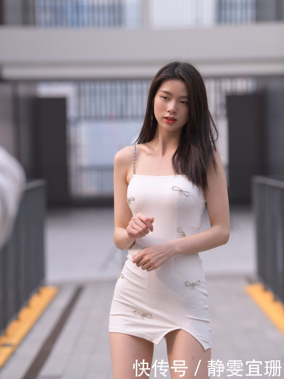 一字带|吊带裙就是这样，不仅造型清爽，还让你轻松优雅起来