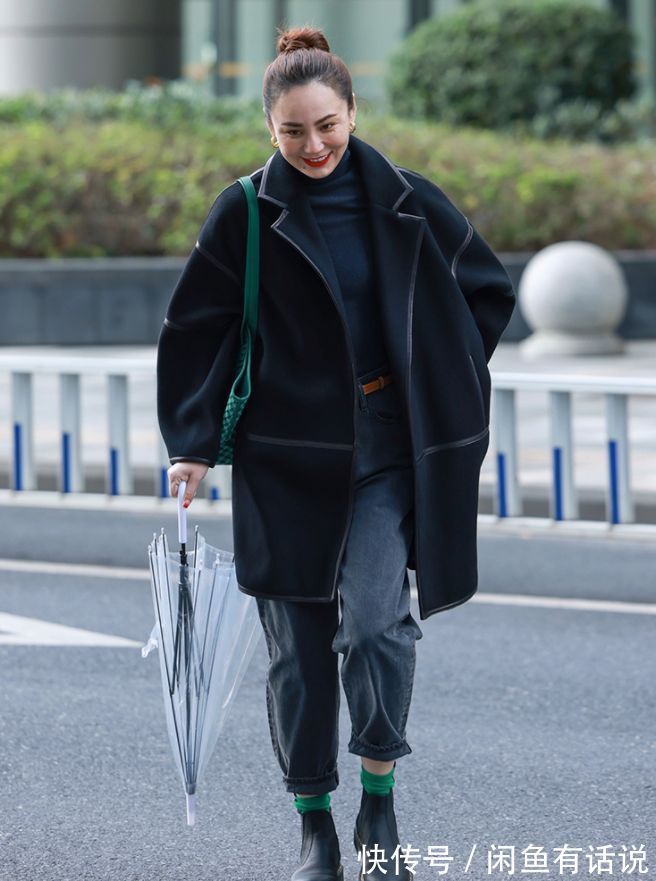 沉闷 又被“黑大衣”惊艳了,45岁博主的这3套配色,贵妇少女随心切换
