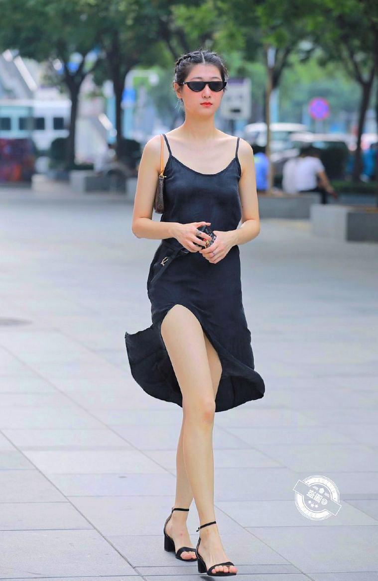 羞涩小姐姐穿黑色连衣裙,小墨镜酷酷,显瘦百搭