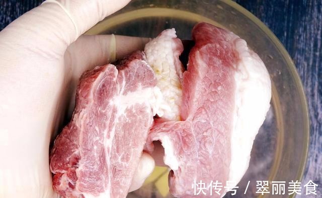 放水|解冻猪肉,别直接放水里泡!教你4招,快速解冻跟新鲜肉一样好吃