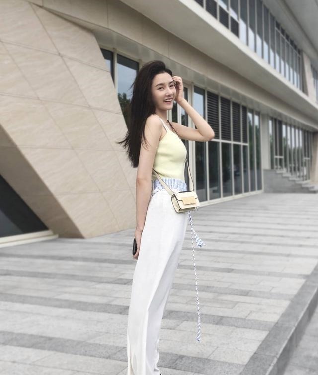 大长腿|儿童卡通动画:沃尔夫被一群牙齿嘲笑,想要逃离这个地方