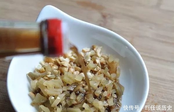 内酯豆腐|豆腐加点榨菜这样做,鲜、嫩、香,全家都抢着吃!