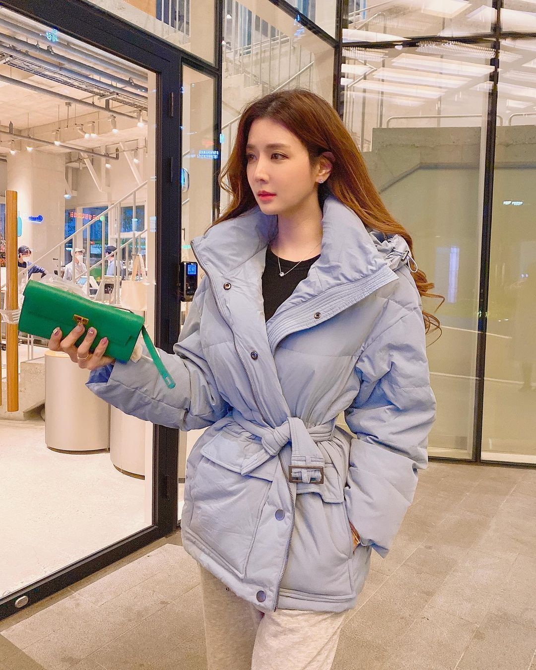 美女|美女无惧气温低, 时尚大气长大衣, 完美穿搭身上披