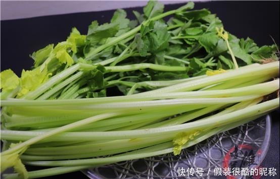 年夜饭分享：芹菜好吃有诀窍，招待客有面子，一次一大盘不够吃