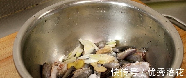 炸鱼用淀粉还是面粉教你正确做法,好吃又美味爱吃鱼的别错过!