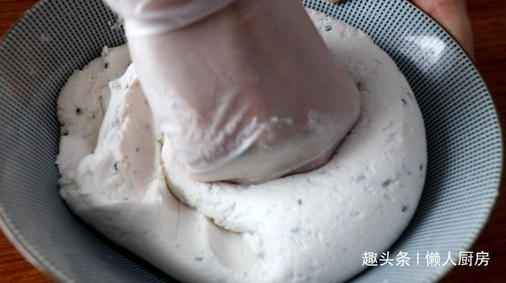 不用面粉，教你用这种粉做炸米圈，口感完全不一样，外脆里软