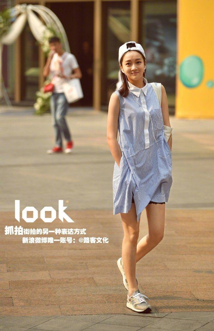 街拍匀称优美的短裙美女，整体清爽干净！