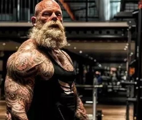 健身|还记得健身36年的荷兰纹身老头吗一身肌肉完胜小鲜肉，他现状是这样
