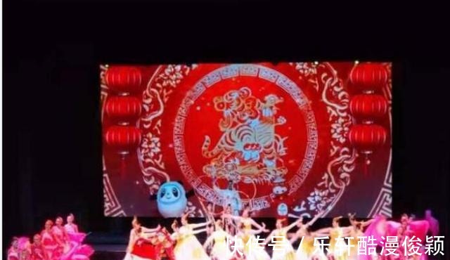 春晚|变胖了!郎平美国上华人春晚,变身主角发言,下巴更圆润