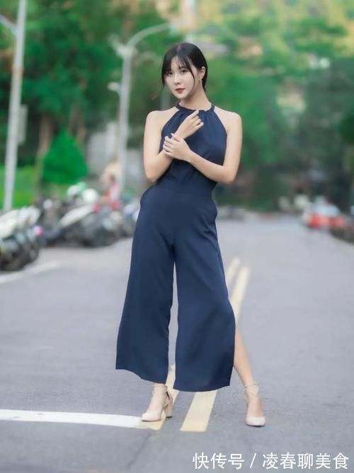 尖头|深蓝色连衣喇叭裤，搭配灰色时尚尖头高跟鞋，尽显出魅力十足的美