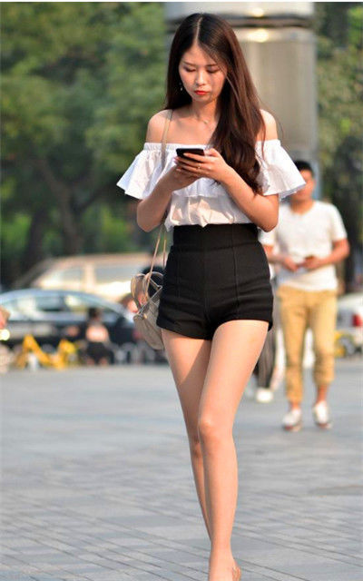 街拍：美女穿白色连衣裙，秀出白皙长腿，长披肩气质温婉动人