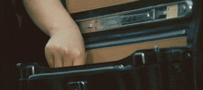 |搞笑GIF段子:狗子:我去那边溜一氵