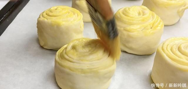 面团|手撕面包这样做,柔软筋道又拉丝,一层一层撕着吃,太香了