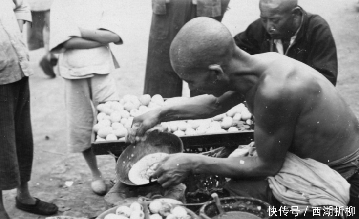 老照片|老外拍下的老照片：图3女兵被美军抱走，图5是富察皇后住的地方！