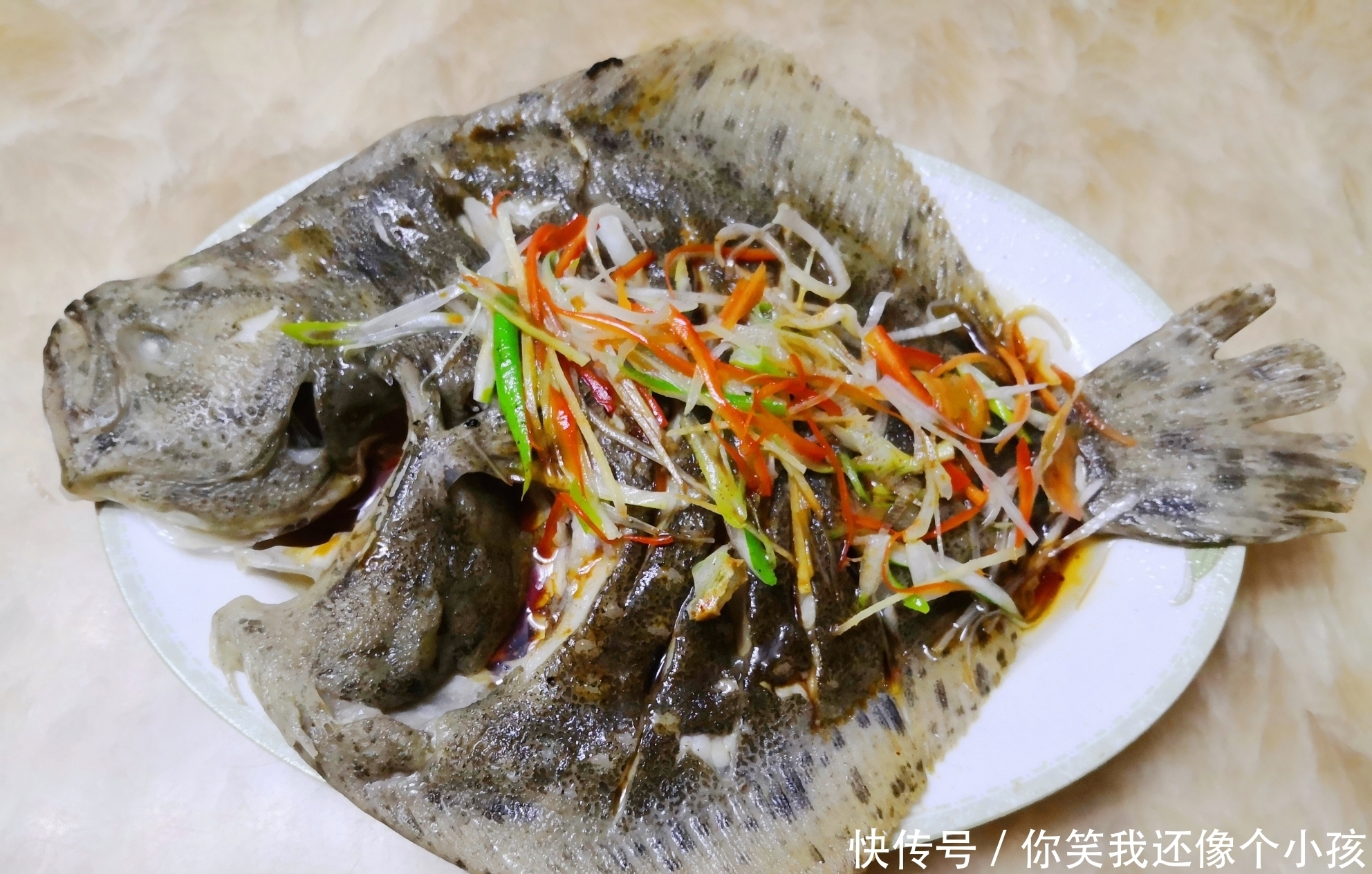  东北普通人家的年夜饭，摆盘虽不精致，味道一流，鱼肉海鲜全都有