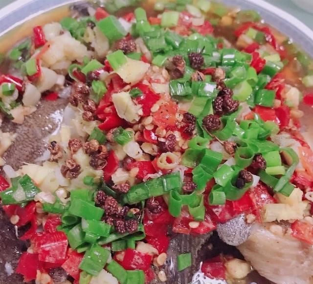 鱼头这样做最好吃,鲜美无腥味,不仅闻着香,吃起来也让人很馋
