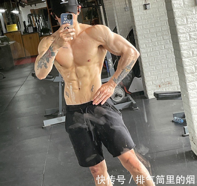 自律|健身房里披荆斩棘的哥哥,腹代表自律,背代表毅力,胸代表力量!