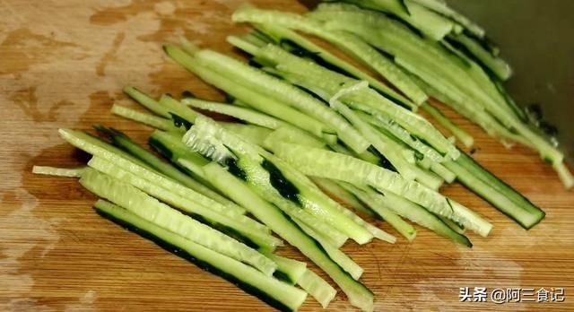 搅拌均匀|1红薯，1根黄瓜，简单一做，开胃解馋又下饭，连吃两碗不过瘾