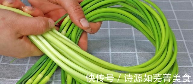 脆嫩|炒蒜苔里时,切记不要直接下锅,多加2步,出锅脆嫩又入味太香了!