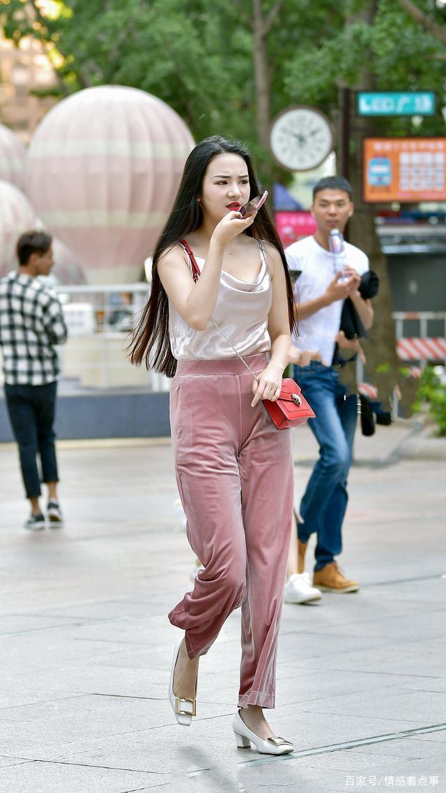 真丝|真丝上衣,搭配丝绒直筒裤+方头鞋,时尚优雅又显高级感