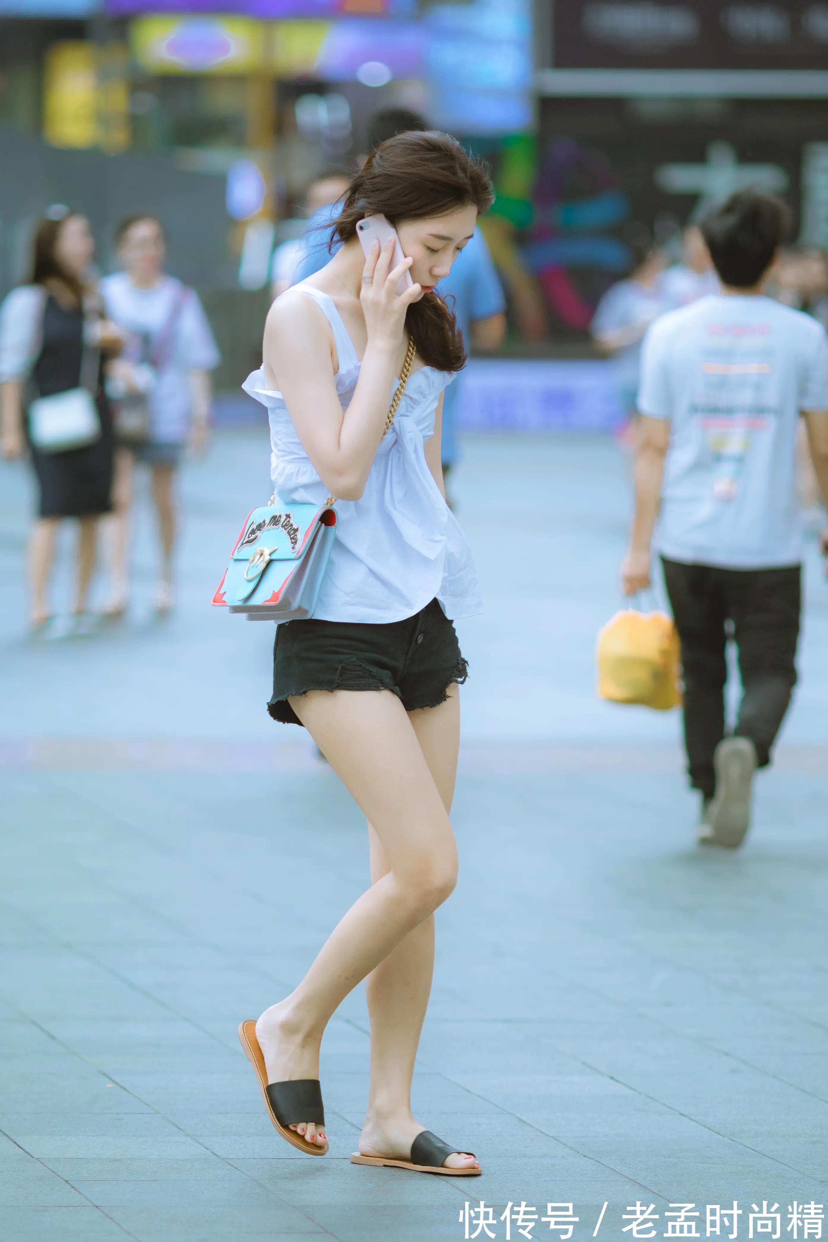 百搭 街拍|穿百搭白色上装的女生干净素雅又时尚